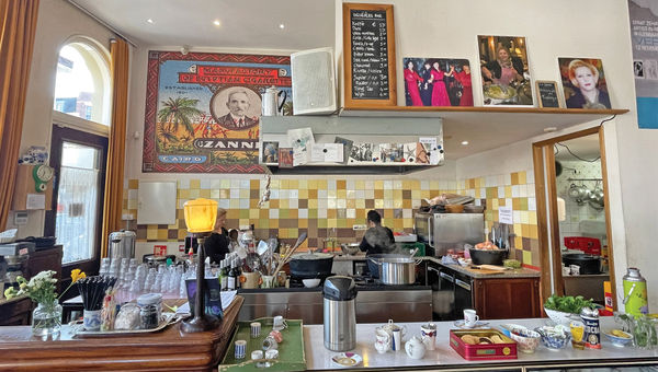 A guest chef cooking their specialty in the Verhalenhuis Belvedere's Folk Kitchen.